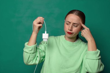 Akıllı telefon şarj aleti olan genç sarışın kadın.