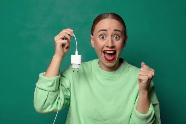 Akıllı telefon şarj aleti olan genç sarışın kadın.