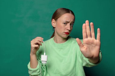 Akıllı telefon şarj aleti olan genç sarışın kadın.