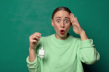 Akıllı telefon şarj aleti olan genç sarışın kadın.