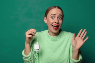 Akıllı telefon şarj aleti olan genç sarışın kadın.