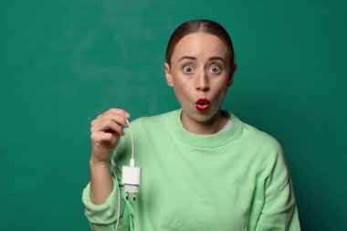 Akıllı telefon şarj aleti olan genç sarışın kadın.