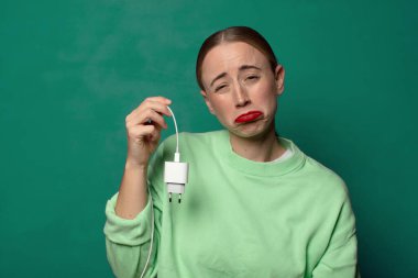 Akıllı telefon şarj aleti olan genç sarışın kadın.