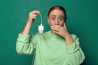 Akıllı telefon şarj aleti olan genç sarışın kadın.