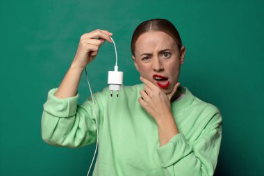 Akıllı telefon şarj aleti olan genç sarışın kadın.