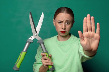 Büyük bir makasla genç sarışın kadın.