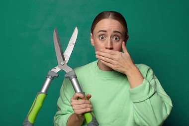 Büyük bir makasla genç sarışın kadın.