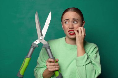 Büyük bir makasla genç sarışın kadın.