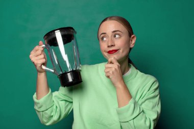 Elektronik mikseri olan genç sarışın kadın.