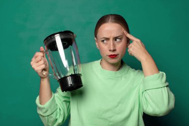 Elektronik mikseri olan genç sarışın kadın.