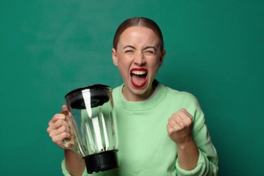 Elektronik mikseri olan genç sarışın kadın.