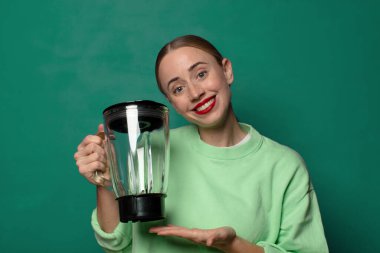 Elektronik mikseri olan genç sarışın kadın.