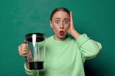 Elektronik mikseri olan genç sarışın kadın.