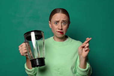 Elektronik mikseri olan genç sarışın kadın.