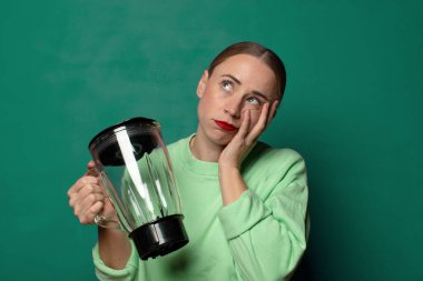 Elektronik mikseri olan genç sarışın kadın.