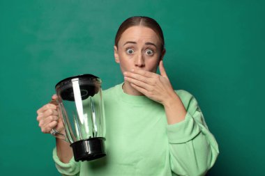 Elektronik mikseri olan genç sarışın kadın.