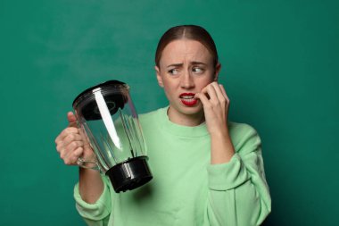 Elektronik mikseri olan genç sarışın kadın.