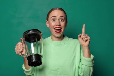 Elektronik mikseri olan genç sarışın kadın.