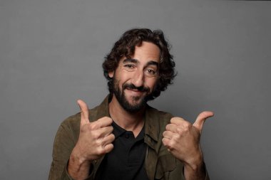 Kopya alanı olan genç sakallı adam.