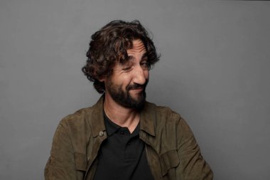 Kopya alanı olan genç sakallı adam.