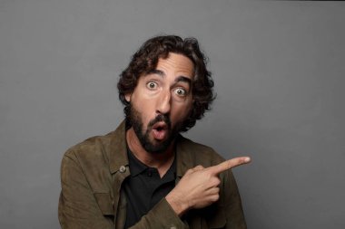 Kopya alanı olan genç sakallı adam.