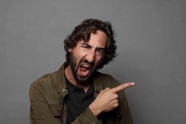 Kopya alanı olan genç sakallı adam.