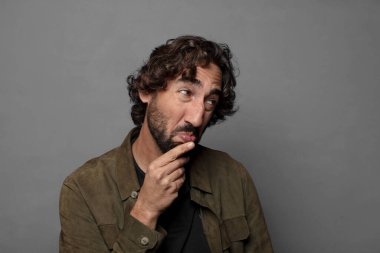 Kopya alanı olan genç sakallı adam.