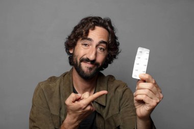 Hap tabletli genç sakallı hasta adam.