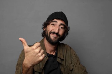 Şapka takan genç sakallı adam