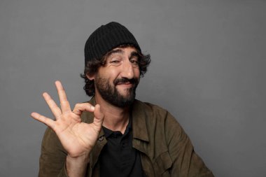 Şapka takan genç sakallı adam