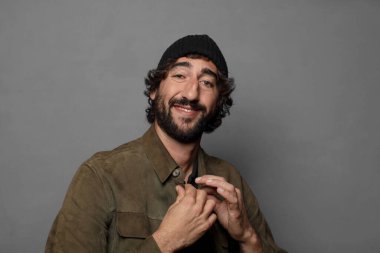 Şapka takan genç sakallı adam