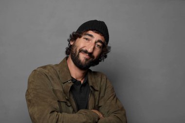 Şapka takan genç sakallı adam