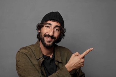 Şapka takan genç sakallı adam