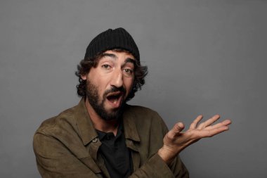 Şapka takan genç sakallı adam