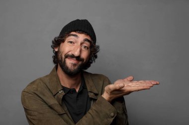 Şapka takan genç sakallı adam