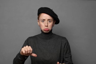 Sarışın, güzel, bereli bir kadın.