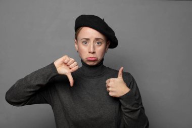 Sarışın, güzel, bereli bir kadın.