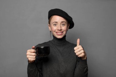 Sıcak kahve fincanı olan sarışın, güzel bir kadın.