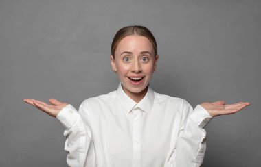 Kopya alanı olan güzel bir iş kadını.