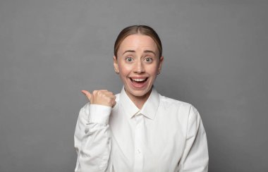 Kopya alanı olan güzel bir iş kadını.