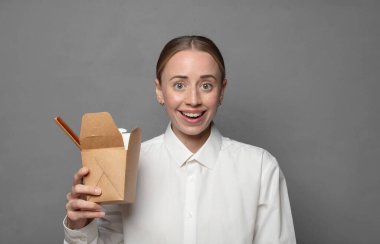 Erişteli güzel sarışın kadın.