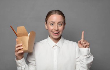 Erişteli güzel sarışın kadın.