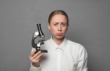 Mikroskobu olan genç ve zeki bir öğrenci.