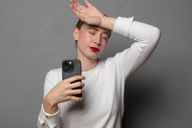 Stresli, yorgun ve hayal kırıklığına uğramış, alnından ter damlayan, umutsuz ve bitkin hisseden.