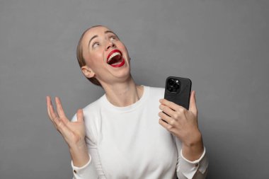 Mutlu, şaşkın, şanslı ve şaşırmış hissediyorum. Zaferi iki elim havada kutluyorum.