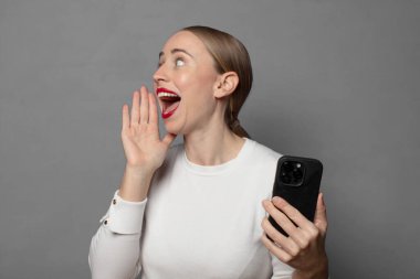 Profil görünümü, mutlu ve heyecanlı görünüyor, bağırıyor ve kenardaki boşluğu kopyalamak için arıyor