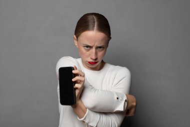 Hoşnutsuz ve hayal kırıklığına uğramış hissediyorum, ciddi görünüyor, kızgın ve çapraz kollara kızgın.