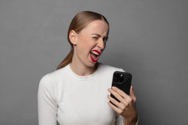 Mutlu ve arkadaş canlısı görünüyor, gülümsüyor ve sana olumlu bir tavırla göz kırpıyor.