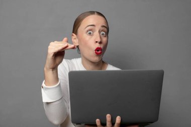 Neşeli ve şaşırmış hissediyorum, şok olmuş bir ifadeyle gülümsüyorum ve bir şey tutuyorum.