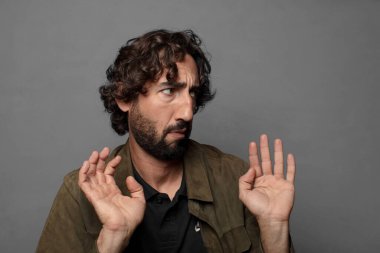 Adam gergin, endişeli ve endişeli görünüyor. Benim hatam olmadığını söylüyor. Yoksa ben yapmadım.